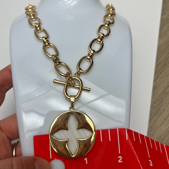 NWT ⚜️🤍⚜️ Camila Coelho Gorgeous Mother of Pearls medallion Necklace - Picture 16 of 16